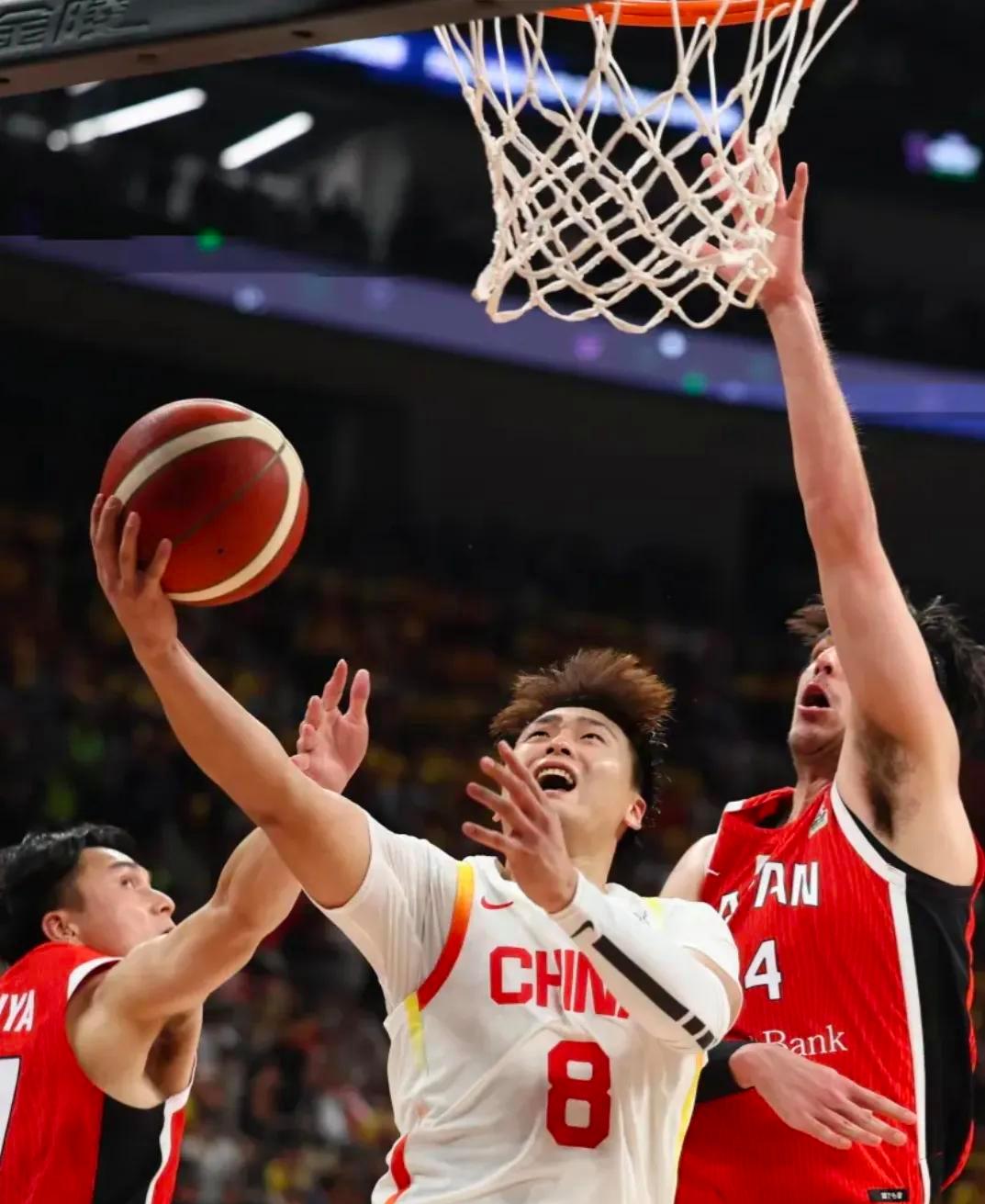 开云体育官网-深圳男篮训练开放日，关键战完成体检引观众欢呼，亚洲杯在即，身体对抗强度拉满的简单介绍