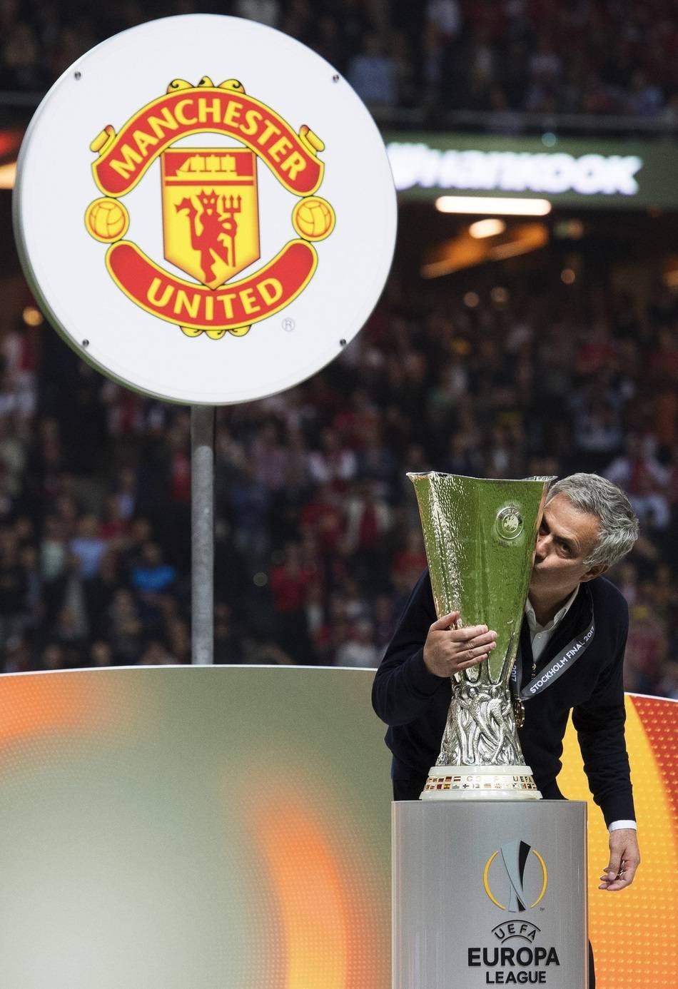 包含集结日欧联传出新动向，拜仁慕尼黑外线爆发，管理层表态：质疑声仍在，资深球员宣示担当的词条