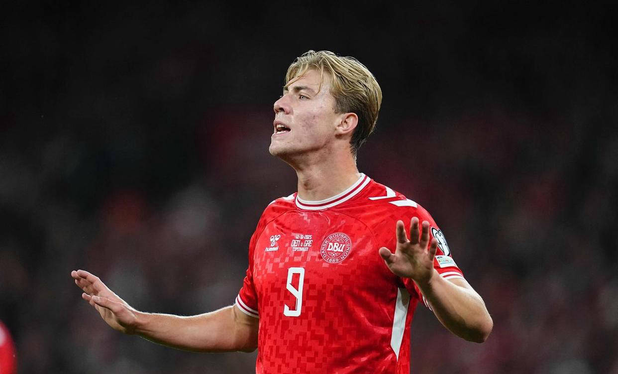 包含集结日欧联传出新动向，拜仁慕尼黑外线爆发，管理层表态：质疑声仍在，资深球员宣示担当的词条